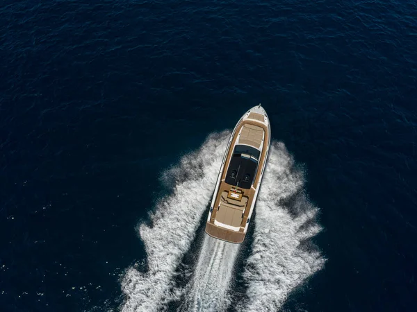 从空中俯瞰地中海中的豪华游艇 Napoli海岸 — 图库照片