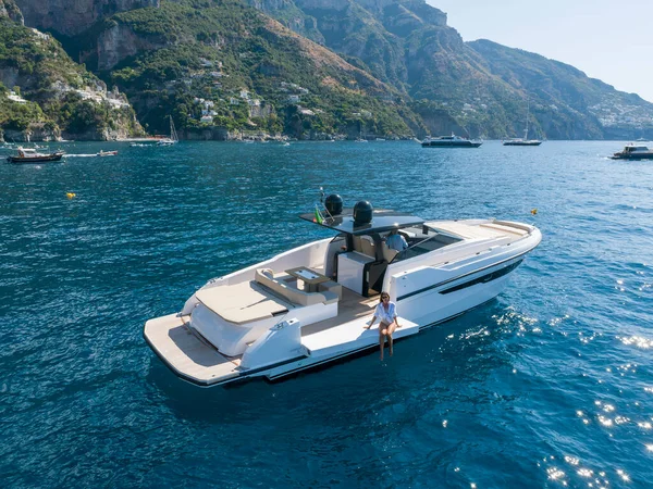 Antenn Utsikt Ung Kvinna Yacht Amalfikusten Positano Italien — Stockfoto