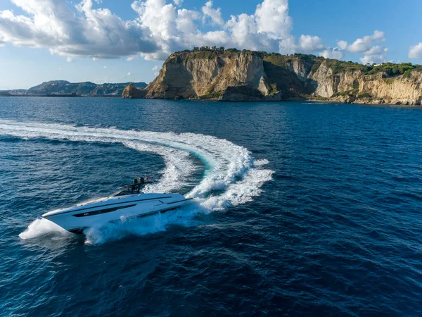地中海での豪華なヨットの空中ビュー ナポリ海岸 — ストック写真