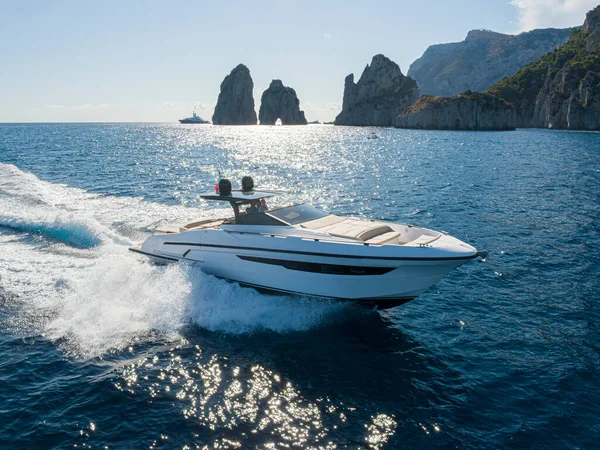 Vista Aerea Yacht Nel Mar Mediterraneo Faraglioni Dell Isola Capri — Foto Stock