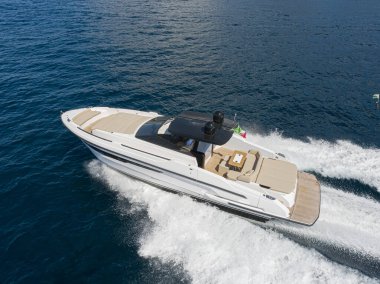 Akdeniz 'de lüks bir yatın havadan görünüşü. Napoli kıyıları