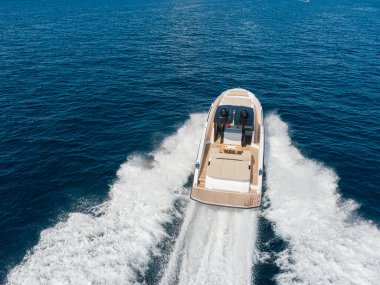 Akdeniz 'de lüks bir yatın havadan görünüşü. Napoli kıyıları