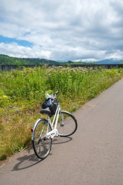 Biei, Kamikawa Kaymakamlığı, Hokkaido, Japonya - 13 Ağustos 2023 - Shirahige Şelalesi 'ne bisiklet rotası