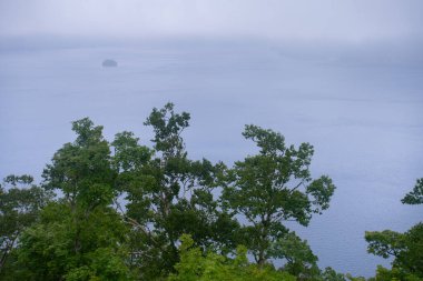 Mashu Gölü, Akan Mashu Ulusal Parkı, Teshikaga, Kushiro Bölgesi, Hokkaido, Japonya 'da potansiyel olarak aktif bir volkanın kalderasında oluşmuş bir endorheic krater gölüdür.
