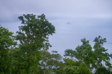 Mashu Gölü, Akan Mashu Ulusal Parkı, Teshikaga, Kushiro Bölgesi, Hokkaido, Japonya 'da potansiyel olarak aktif bir volkanın kalderasında oluşmuş bir endorheic krater gölüdür.