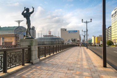 Kushiro, Hokkaido, Japonya - 15 Ağustos 2023 - Nusamai Köprüsü 'nün sahnesi, Kushiro Nehri' ni bariyerlerle geçen Avrupa tarzı köprü dört kadın heykeli yer almaktadır.