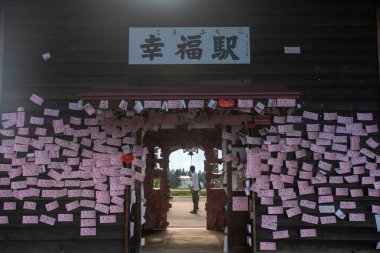 Obihiro, Hokkaido, Japonya - 17 Ağustos 2023 - Hiroo Hattı 'ndaki kapalı bir tren istasyonu olan Kofuku İstasyonu, adı mutluluk anlamına geldiği için popüler bir gezi noktası olmaya devam ediyor.