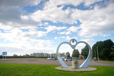 Obihiro, Hokkaido, Japonya - 17 Ağustos 2023 - Hiroo Hattı 'ndaki kapalı bir tren istasyonu olan Kofuku İstasyonu, adı mutluluk anlamına geldiği için popüler bir gezi noktası olmaya devam ediyor.