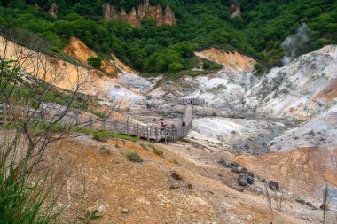 Jigokudani, veya Cehennem Vadisi olarak adlandırılan sıcak buhar bacaları, sülfür akıntıları ve diğer volkanik aktiviteler, Noboribetsu Onsen, Noboribetsu, Hokkaido, Japonya 'nın ana kaynağı