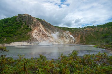 Jigokudani 'deki Oyunuma, veya Cehennem Vadisi' ni sıcak buhar bacaları, sülfür dereleri ve diğer volkanik aktiviteler, Noboribetsu, Hokkaido, Japonya