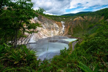 Jigokudani 'deki Oyunuma, veya Cehennem Vadisi' ni sıcak buhar bacaları, sülfür dereleri ve diğer volkanik aktiviteler, Noboribetsu, Hokkaido, Japonya