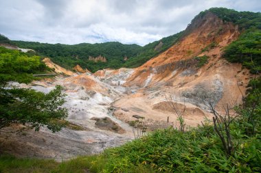 Jigokudani, veya Cehennem Vadisi olarak adlandırılan sıcak buhar bacaları, sülfür akıntıları ve diğer volkanik aktiviteler, Noboribetsu Onsen, Noboribetsu, Hokkaido, Japonya 'nın ana kaynağı