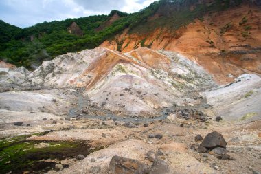 Jigokudani, veya Cehennem Vadisi olarak adlandırılan sıcak buhar bacaları, sülfür akıntıları ve diğer volkanik aktiviteler, Noboribetsu Onsen, Noboribetsu, Hokkaido, Japonya 'nın ana kaynağı
