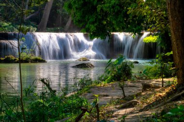 Chet Sao Noi Şelalesi, ya da Yedi Küçük Kız Şelalesi, Namtok Chet Sao Noi Ulusal Parkı 'nda yedi katlı küçük ve güzel bir şelale.