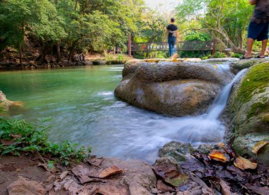 Chet Sao Noi Şelalesi, ya da Yedi Küçük Kız Şelalesi, Namtok Chet Sao Noi Ulusal Parkı 'nda yedi katlı küçük ve güzel bir şelale.