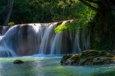 Chet Sao Noi Şelalesi, ya da Yedi Küçük Kız Şelalesi, Namtok Chet Sao Noi Ulusal Parkı 'nda yedi katlı küçük ve güzel bir şelale.