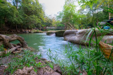 Chet Sao Noi Şelalesi, ya da Yedi Küçük Kız Şelalesi, Namtok Chet Sao Noi Ulusal Parkı 'nda yedi katlı küçük ve güzel bir şelale.