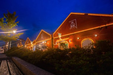 Hakodate, Oshima Bölgesi, Hokkaido, Japonya - 18 Ağustos 2023 - Kanemori Kırmızı Tuğla Deposu, Hakodate 'de ticari ve tarihi bir tesis
