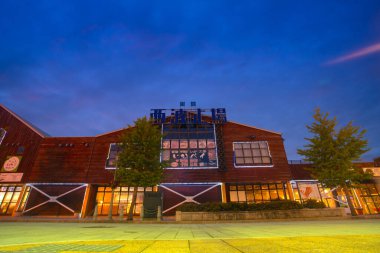 Hakodate, Oshima Bölgesi, Hokkaido, Japonya - 18 Ağustos 2023 - Kanemori Kırmızı Tuğla Deposu, Hakodate 'de ticari ve tarihi bir tesis