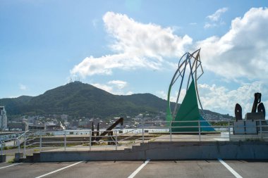 Hakodate Dağı, çevresindeki körfez ve şehir manzarasıyla tanınan pasif bir volkanik dağ. Tepeye, Hakodate 'ye, Hokkaido' ya, Japonya 'ya ulaşmak için teleferik hizmeti var.