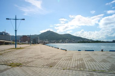 Hakodate Dağı, çevresindeki körfez ve şehir manzarasıyla tanınan pasif bir volkanik dağ. Tepeye, Hakodate 'ye, Hokkaido' ya, Japonya 'ya ulaşmak için teleferik hizmeti var.