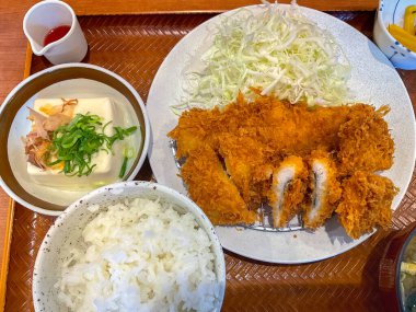 Tonkatsu aile restoranında geçiyor.