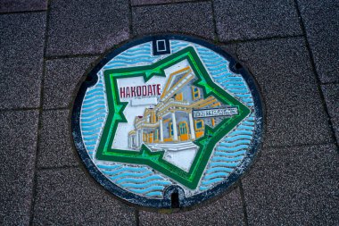 Hakodate, Hokkaido - 20 Ağustos 2023 - Çekici olarak Yıldız Kalesi Goryokaku ve Eski Hakodate Ward Halk Salonu oymalı rögar kapağı