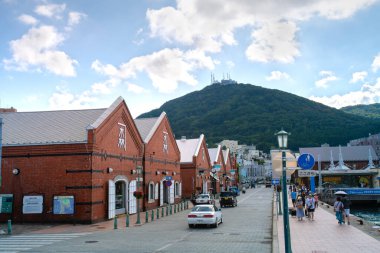 Hakodate, Oshima Bölgesi, Hokkaido, Japonya - 20 Ağustos 2023 - Kanemori Kırmızı Tuğla Deposu, Hakodate 'de ticari ve tarihi bir tesis