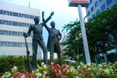 Hakodate, Oshima Kaymakamlığı, Hokkaido, Japonya - 20 Ağustos 2023 - Wakaki Hoshitachi Heykeli Sahnesi, Goryokaku yolu üzerinde durun