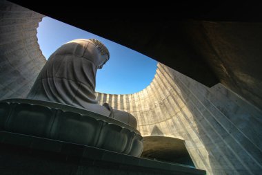 Buda Tepesi, Japonya 'nın Sapporo kentindeki Takino Suzuran Hillside Park, Hokkaido' daki Makomanai Takino Mezarlığı 'nda Buda' nın 13.5 metre (44ft) yüksekliğindeki bir heykeli barındırır.