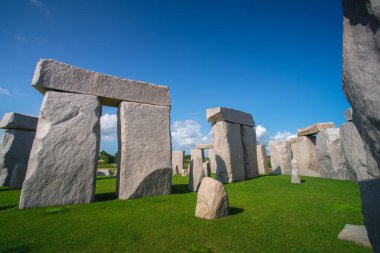 Sapporo, Ishikari Kaymakamlığı, Hokkaido, Japonya - 21 Ağustos 2023 - Makomanai Takino Mezarlığındaki Stonehenge Sahnesi