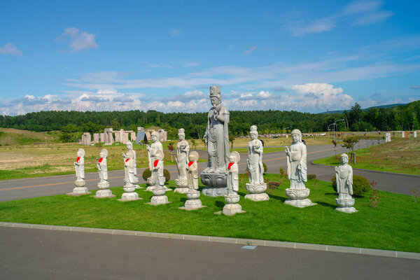 Саппоро, субпрефектура Исикари, Хоккайдо - 21 августа 2023 года - Сцена кладбища Мадзанаи Такино, обширного зеленого пространства с коллекцией коммандовых статуй, расположенного на окраинах Саппоро