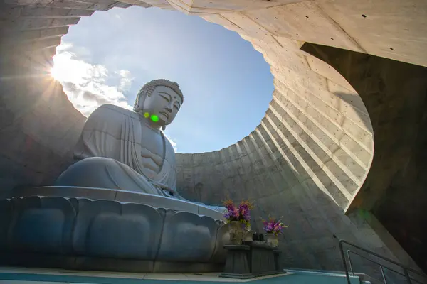Холме Будды Буддийской Святыне Изображена Метровая Статуя Будды Окруженная Искусственным Лицензионные Стоковые Изображения