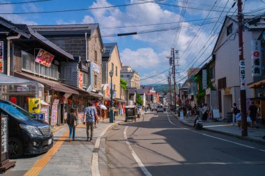 Otaru, Shiribeshi Kaymakamlığı, Hokkaido, Japonya - 22 Ağustos 2023 - Sakaimachihondori Caddesi, Otaru şehir merkezindeki çekici ve korunmuş bir ticaret caddesi