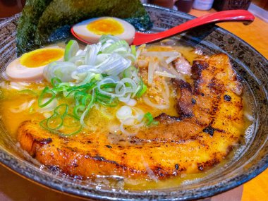 Ramen, Japon eriştesi Çin usulü buğday eriştesi çorbası ile servis edilir. Soya sosu ve miso, tipik üzerine dilimlenmiş domuz eti, kurutulmuş deniz yosunu, bambu filizleri, soğan filizleri.