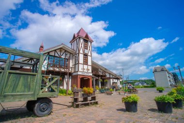 Niseko, Shiribeshi Kaymakamlığı, Hokkaido, Japonya - 22 Ağustos 2023 - JR Niseko İstasyonu, JR Hokkaido tarafından işletilen Hakodate Ana Hattı 'ndaki bir tren istasyonu