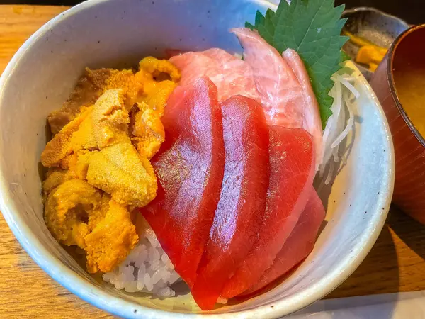 Kaisen Donburi (deniz ürünleri kasesi), üzerinde ton balığı, somon balığı, somon yumurtası, deniz tarağı ve uni gibi çeşitli deniz ürünleri bulunan bir Japon pirinç kasesidir.