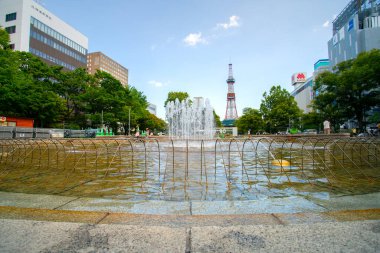 Sapporo, Hokkaido, Japonya - 23 Ağustos 2023 - Sapporo TV Kulesi Sahnesi, 147.2 metre yüksekliğinde (483ft) televizyon kulesi, Sapporo 'nun kuzeyindeki Odori Parkı' nın zemininde yer alan bir gözlem güvertesi