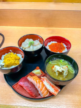 Suşi ve çorbalı mini Kaisendon seti.