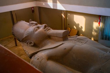Mit Rahina müzesindeki Ramses II heykelinin heykeli, Memphis, Mısır 'daki açık hava müzesi.