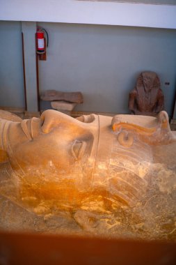 Mit Rahina müzesindeki Ramses II heykelinin heykeli, Memphis, Mısır 'daki açık hava müzesi.