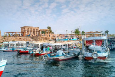 Aswan, Mısır - 22 Aralık 2022 - Turistler Nasser Gölü 'nü tekne gezisiyle 