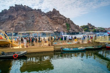 Aswan, Mısır - 22 Aralık 2022 - Turistler Nasser Gölü 'nü tekne gezisiyle 
