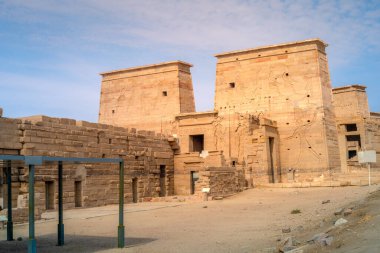 Aswan Barajı 'nın rezervuarında, Aswan Barajı' nın aşağısında ve Mısır Gölü Nasır Gölü 'nde bir ada merkezli tapınak kompleksi.