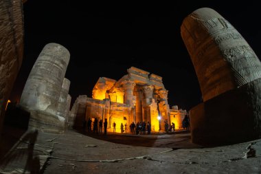 Kom Ombo Tapınağı, timsah tanrısı Sobek ve şahin tanrı Haroeris (Yaşlı Horus), Kom Ombo, Aswan, Mısır 'a adanmış olağandışı bir çifte tapınak.