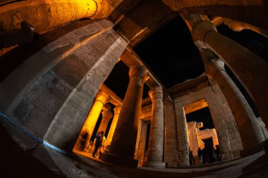 Kom Ombo, Aswan, Mısır - 24 Aralık 2022 - Kom Ombo Tapınağı 'nı ziyaret eden turistler, timsah tanrısı Sobek ve şahin tanrısı Haroeris' e (Yaşlı Horus) adanmıştır.)