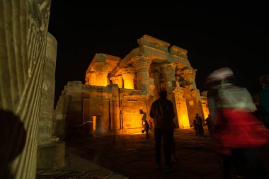 Kom Ombo, Aswan, Mısır - 24 Aralık 2022 - Kom Ombo Tapınağı 'nı ziyaret eden turistler, timsah tanrısı Sobek ve şahin tanrısı Haroeris' e (Yaşlı Horus) adanmıştır.)