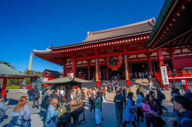 Asakusa, Tokyo, Japonya - 9 Mart 2024 - İnsanlar Tokyo 'ya geldiklerinde turistler için popüler bir yer olan Sensoji Tapınağı' nı ziyaret ederler ve yerel halk sık sık dilekleri için dua etmeye gelirler.