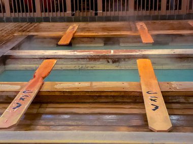 Kusatsu, Gunma - 5 Mart 2024 - Yumomi Şov Şovu, Kusatsu Onsen Netsunoyu 'nda günlük performans, raketleri termal suya karıştırarak, sıcaklığı küvete düşürebiliriz.