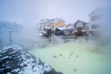Kusatsu, Gunma, Japonya - 6 Mart 2024 - Japonya 'nın en ünlü kaplıcalarından biri olan Kusatsu kasabasının merkezinde Yubatake Kaplıcası Sahnesi